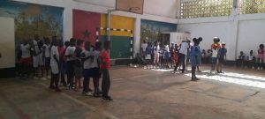 Niños y niñas jugando en las instalaciones del centro escolar