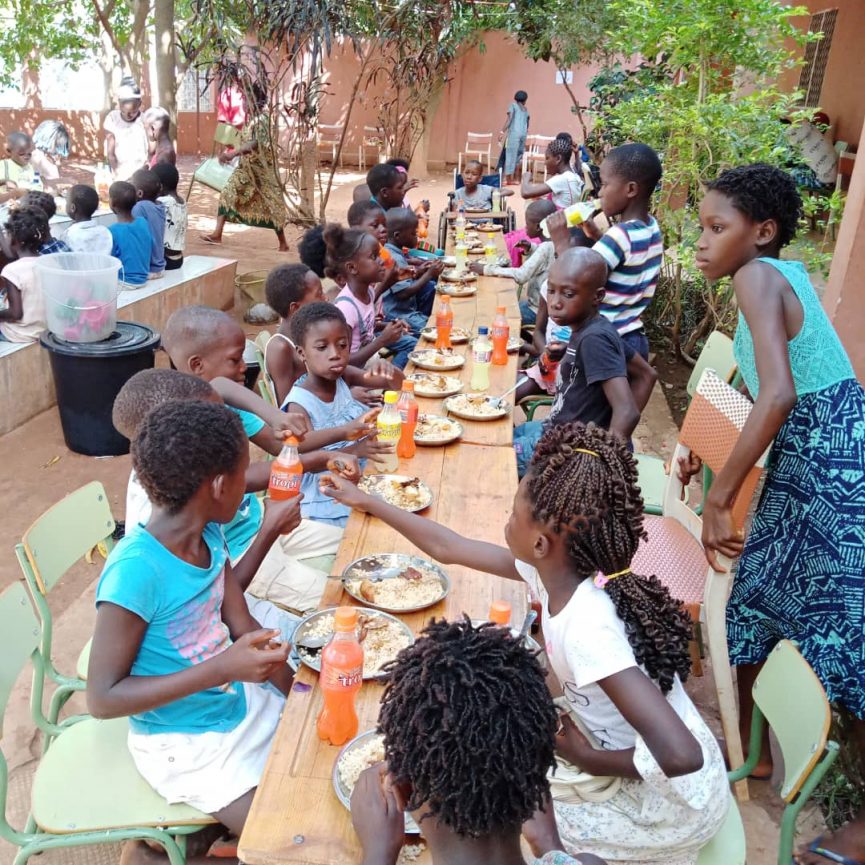 Los niños y niñas celebran el Dia das Crianças con un buen plato de arroz con pollo